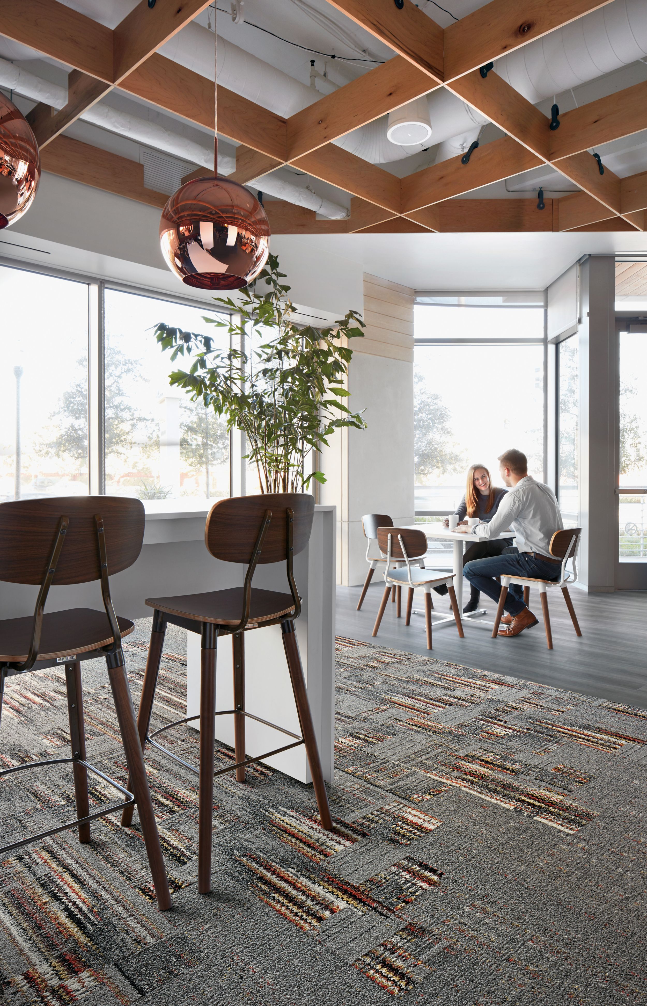 Interface Hard Drive plank carpet tile and Studio Set LVT in dining space with man and woman talking numéro d’image 2